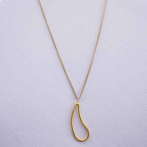 Curved simple metal pendant shaped like a waterdrop