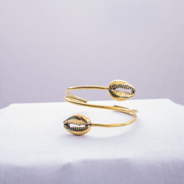 Elegant cowrie shell inspired bracelet made from pure brass