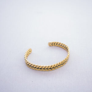 Simple brass bracelet with intricate rope design