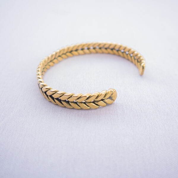 Simple brass bracelet with intricate rope design