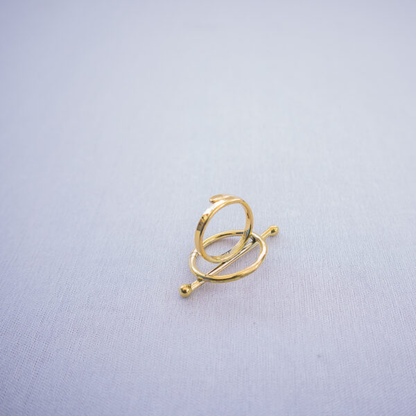 Adjustable brass ring with minimalistic circle and a vertical bar design