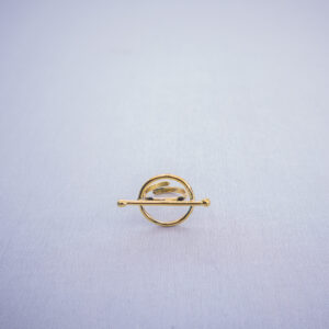 Adjustable brass ring with minimalistic circle and a vertical bar design