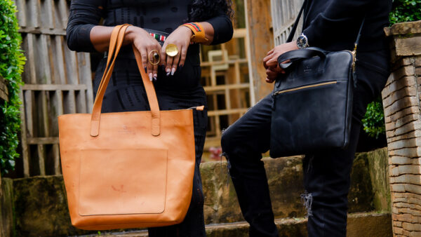 Durable and chic Afrostyled bag with a sleek minimalistic design. Made from fine leather.