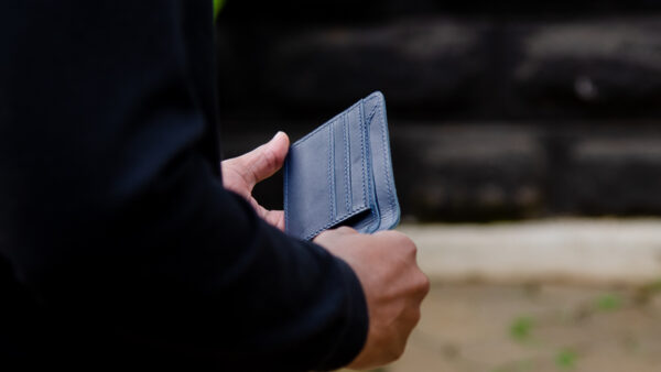 Detailed view of the men's leather wallet in navy blue.
